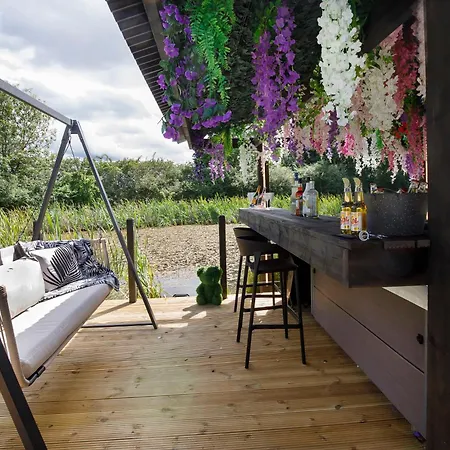 Oakwood With Hot Tubs York * Skipwith