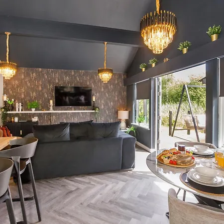 Oakwood With Hot Tubs York *