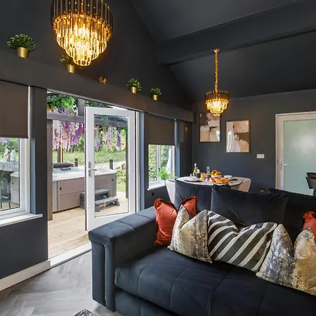 Oakwood With Hot Tubs York * Skipwith