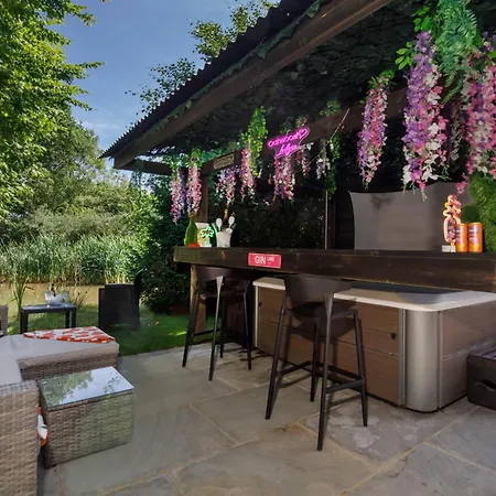 Oakwood With Hot Tubs York Apartment Skipwith