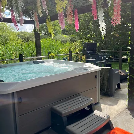 Oakwood With Hot Tubs York Apartment *