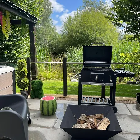 Oakwood With Hot Tubs York Apartment Skipwith