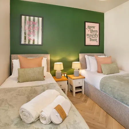 Oakwood With Hot Tubs York Apartment Skipwith
