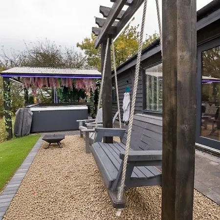 Oakwood With Hot Tubs York *