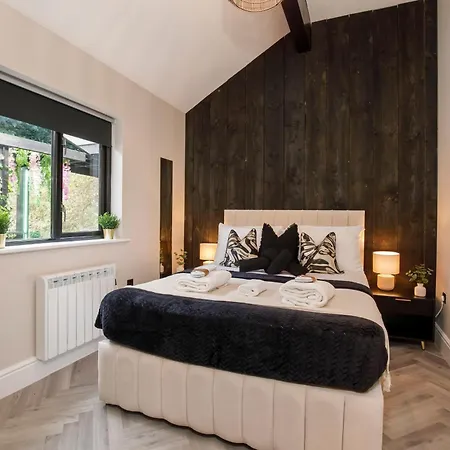 Oakwood With Hot Tubs York Apartment *