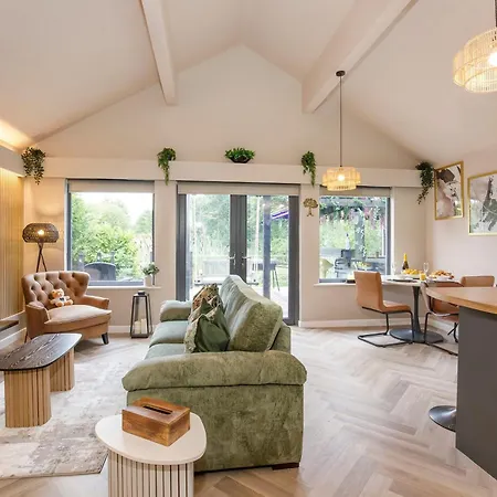 Oakwood With Hot Tubs York * Skipwith