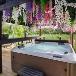 Oakwood With Hot Tubs York Apartment *