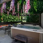 Oakwood With Hot Tubs York *