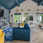 Oakwood With Hot Tubs York