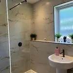 Oakwood With Hot Tubs York Apartment