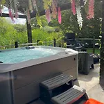 Oakwood With Hot Tubs York Apartment *