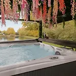 Oakwood With Hot Tubs York Apartment