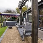 Oakwood With Hot Tubs York *