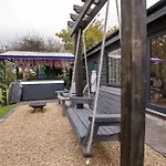 Oakwood With Hot Tubs York
