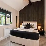 Oakwood With Hot Tubs York Apartment *