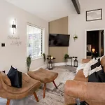 Oakwood With Hot Tubs York Apartment