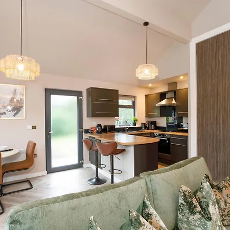 Oakwood With Hot Tubs York